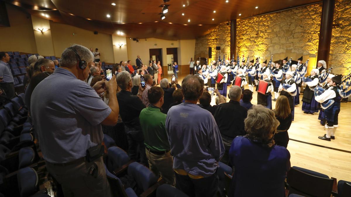 El alcalde de Oviedo, Alfredo Canteli y miembros de la corporación asisten al acto institucional con motivo del 30 aniversario del Hermanamiento de Oviedo con la ciudad de Tampa. Sala de Cámara del Auditorio.