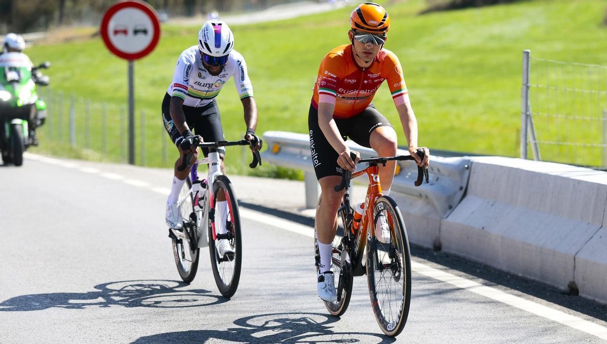 Samuel Fernández Heres, en primer término, durante la cuarta etapa de la Volta a Catalunya