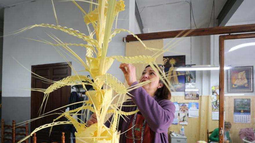 El taller de los Serrano de Elche confeccionando un ramo hace dos semanas