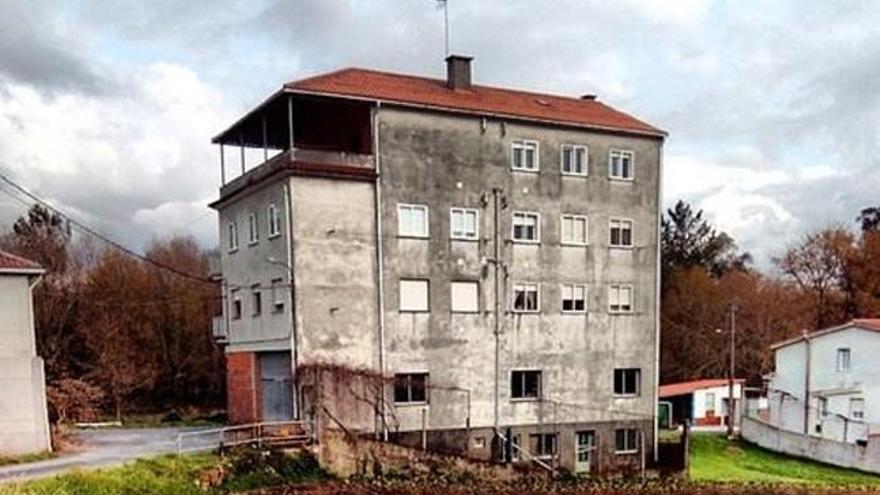 Un edificio de A Estrada con evidentes signos de necesitar una reforma. // Fdv