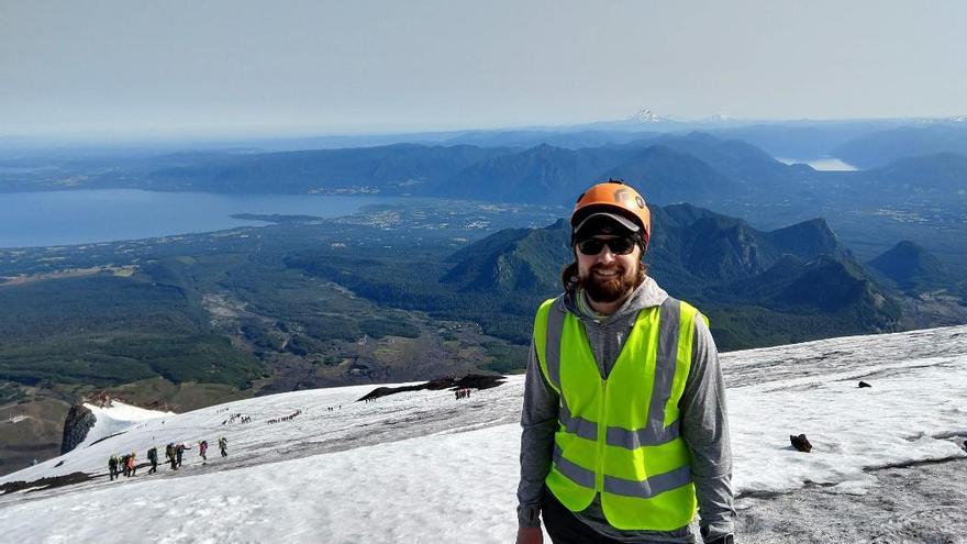 Leighton Watson haciendo trabajo de campo volcánico en Villarrica en Chile.