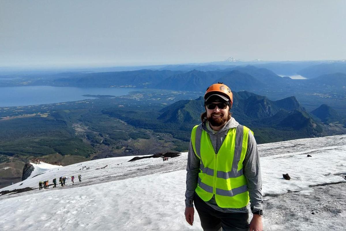 Leighton Watson haciendo trabajo de campo volcánico en Villarrica en Chile.