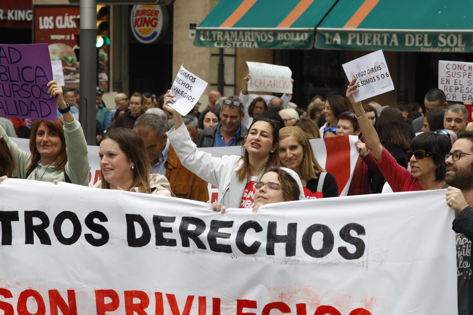 En imágenes: Los sanitarios se manifiestan en Gijón al grito de "no queremos más dinero, queremos mejores condiciones laborales"