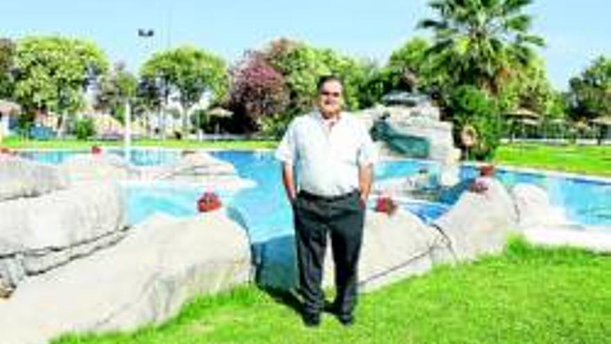 La piscina municipal de verano abre el sábado con más césped