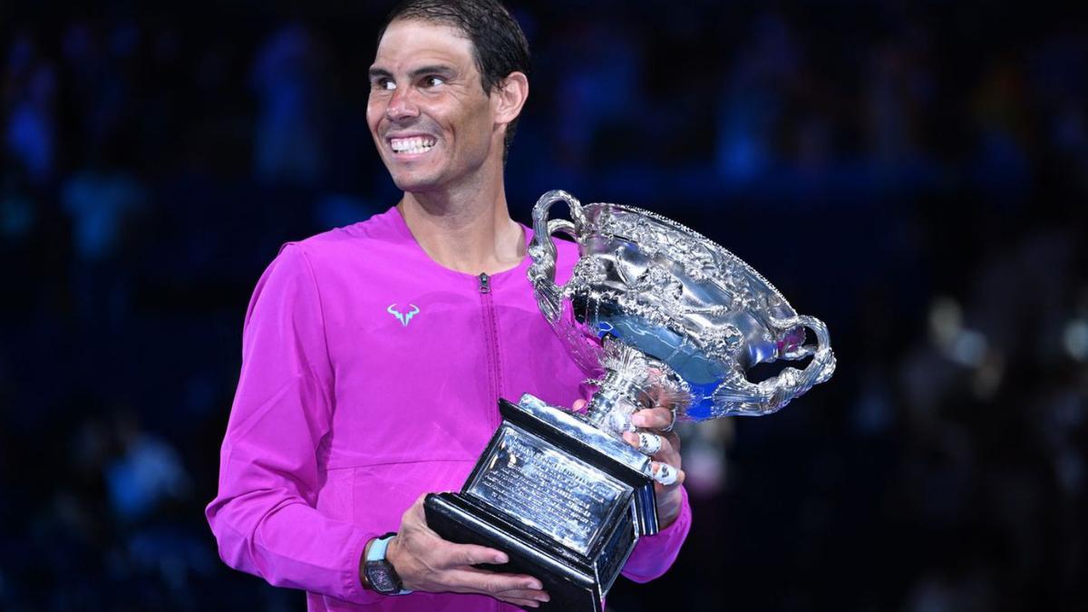 Rafa Nadal, amb la copa que l’acredita com el guanyador de l’Open d’Austràlia.  | EFE/DEAN LEWINS