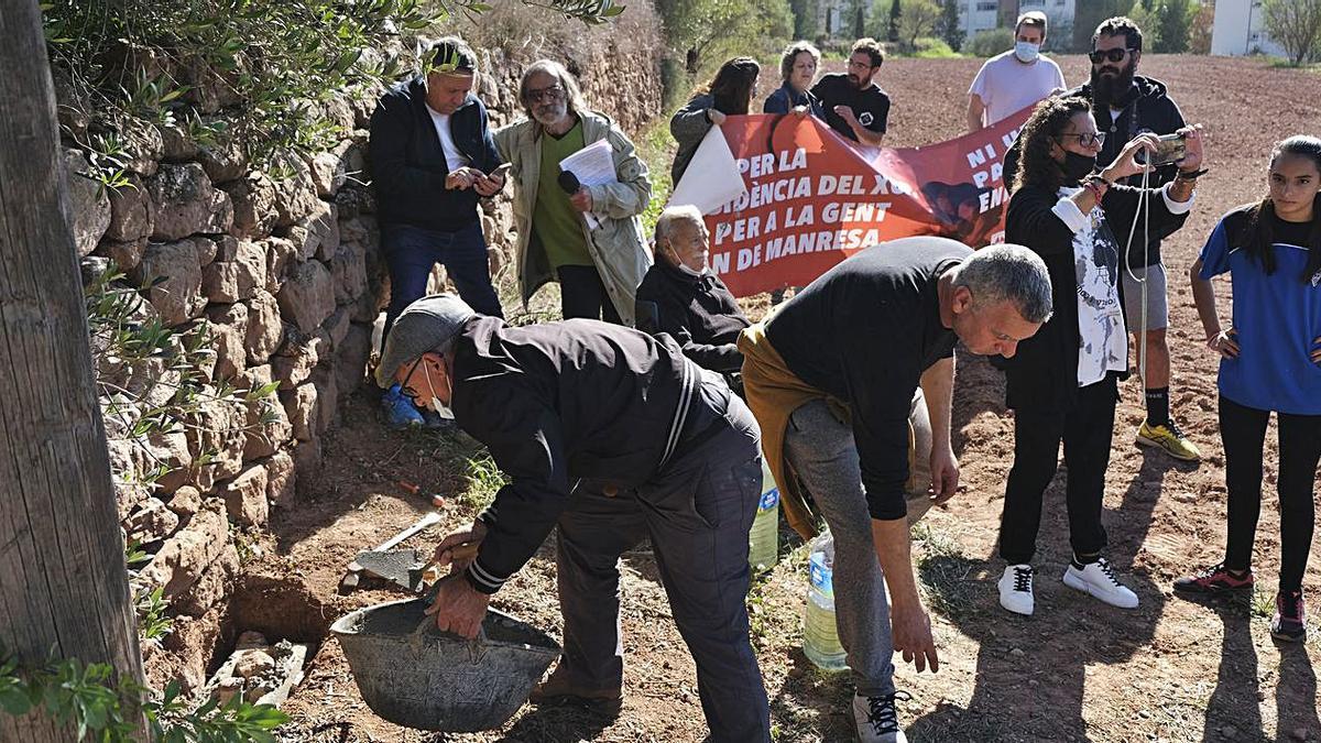 Col·locació de la primera pedra simbòlica a sota dels terrenys previstos per a la residència | ALEX GUERRERO