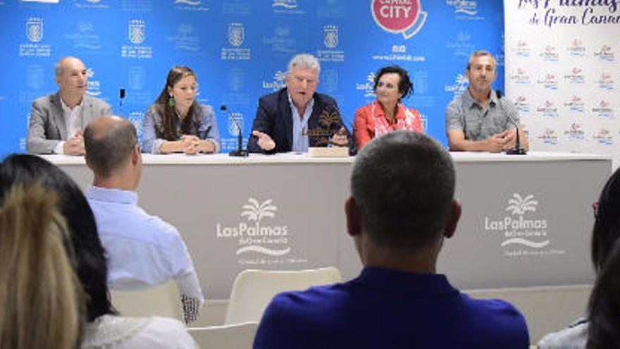 Quevedo con los premios del Turismo de la ciudad.