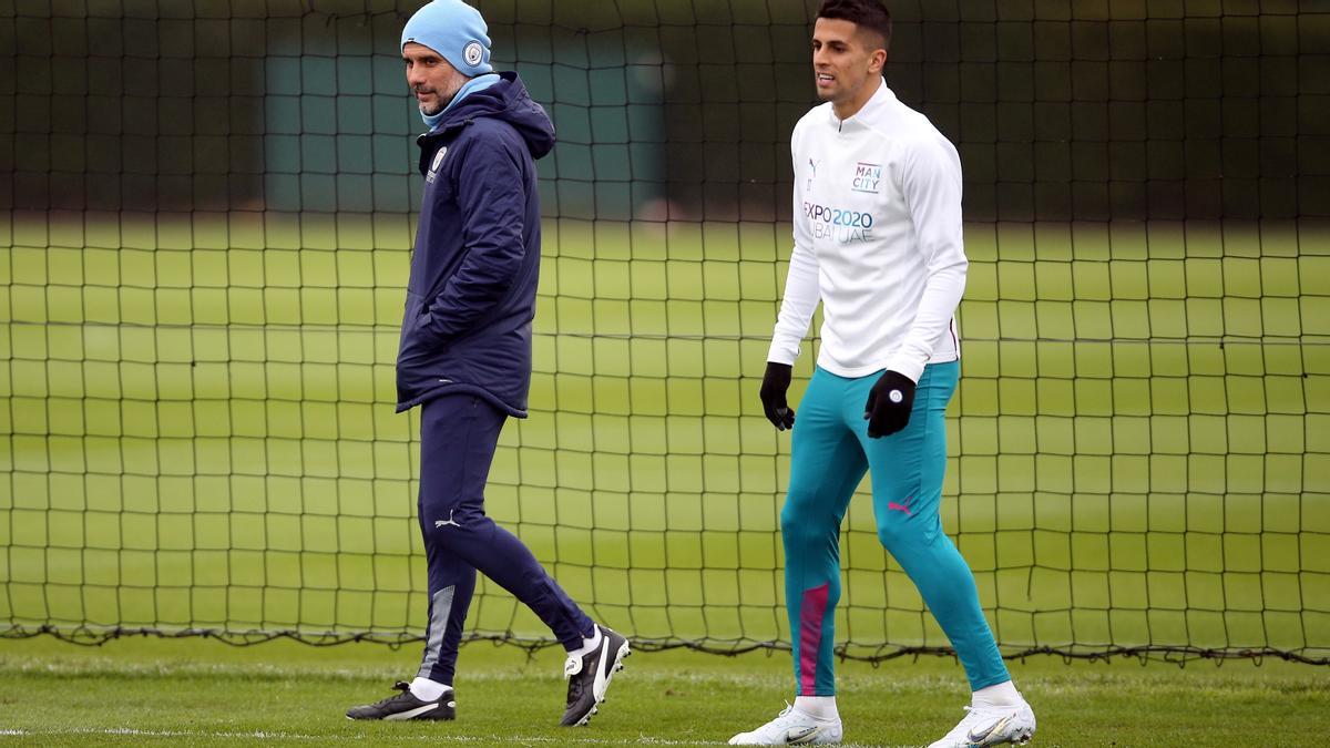 Pep Guardiola y Joao Cancelo, en el último entrenamiento del Manchester City.