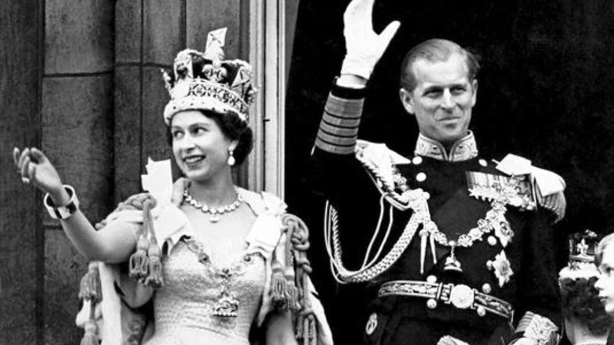 Isabel II saluda desde el balcón del palacio de Buckingham el día de su coronación