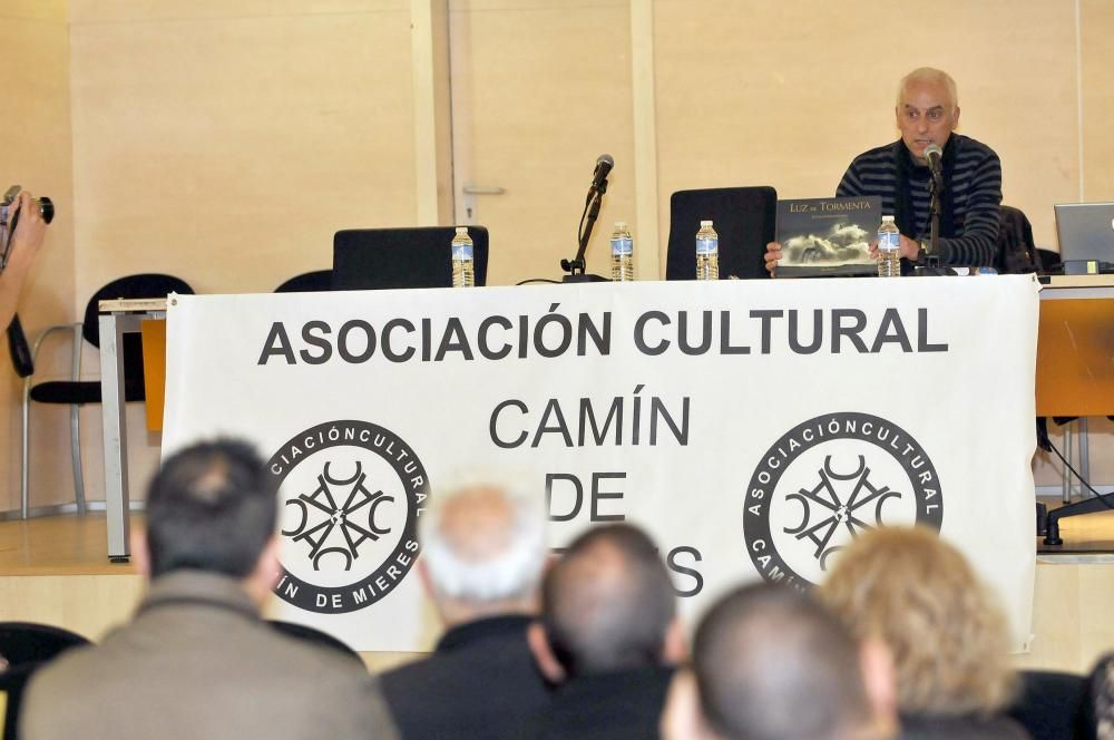 Presentación libro del fotógrafo Julio Herrera en el Club de Prensa en Mieres