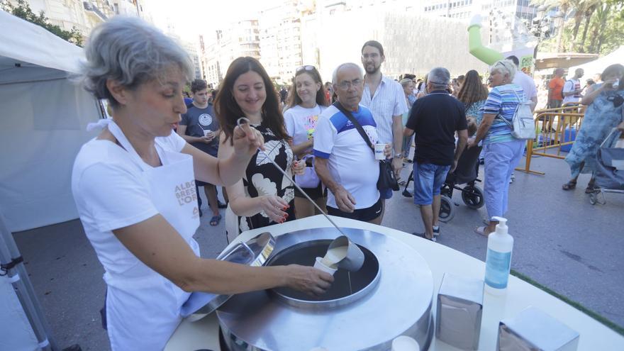 Cientos de personas y degustaciones gratis en el Día de la Horchata en València