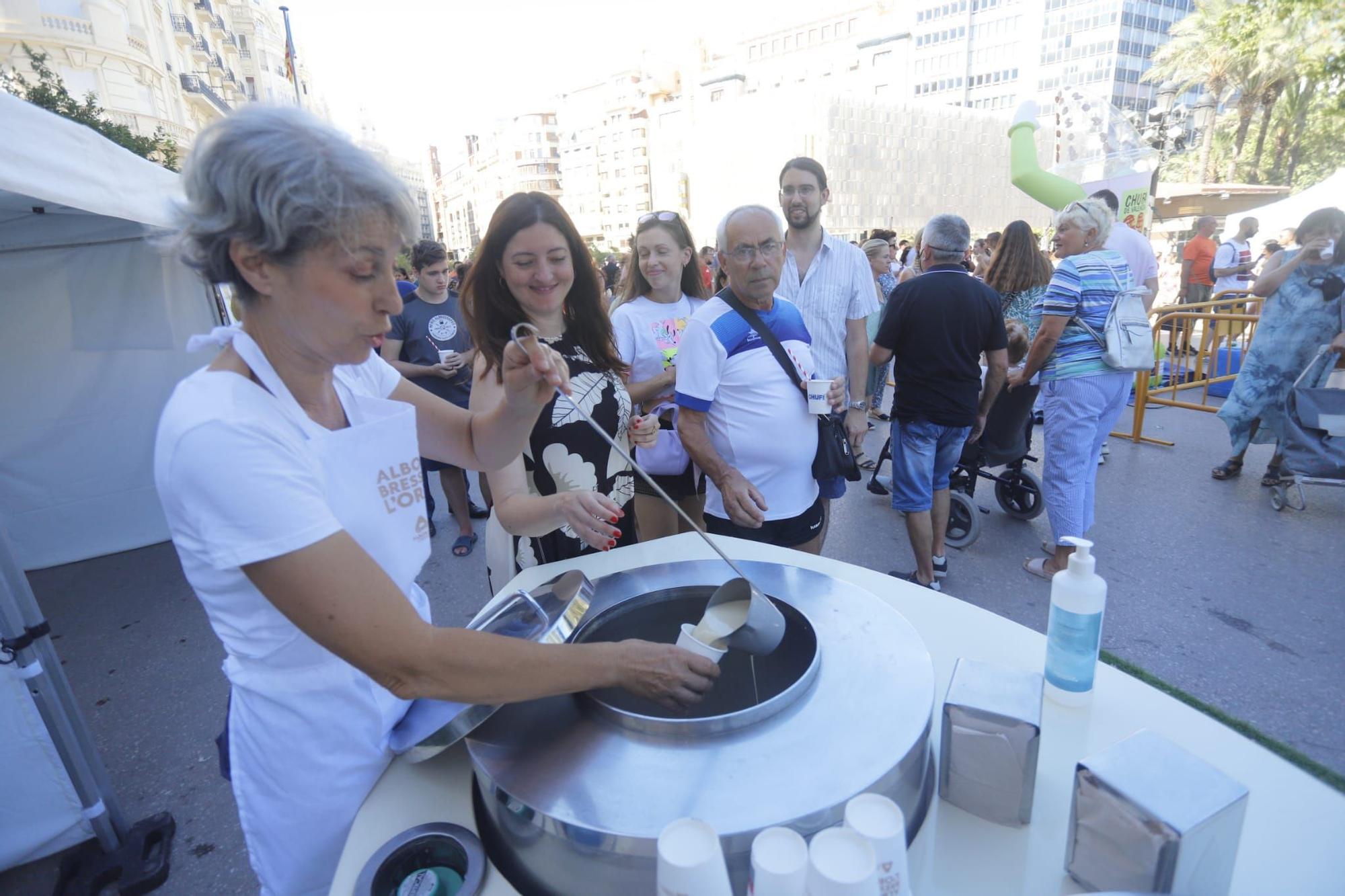 Cientos de personas y degustaciones gratis en el Día de la Horchata en València