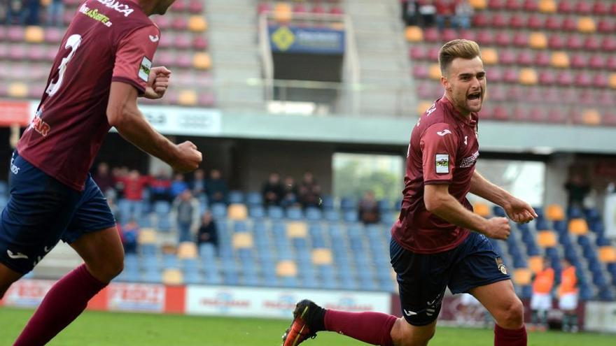 Álex González celebra un gol en Pasarón.