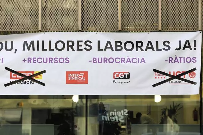 Les imatges de la roda de premsa dels docents gironins davant de la seu de la Generalitat