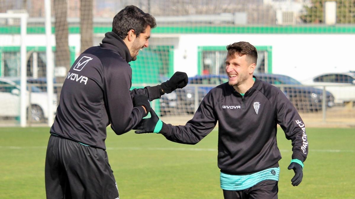 Bernardo Cruz y Ekaitz, en la sesión de entrenamiento de hoy en la Ciudad Deportiva.