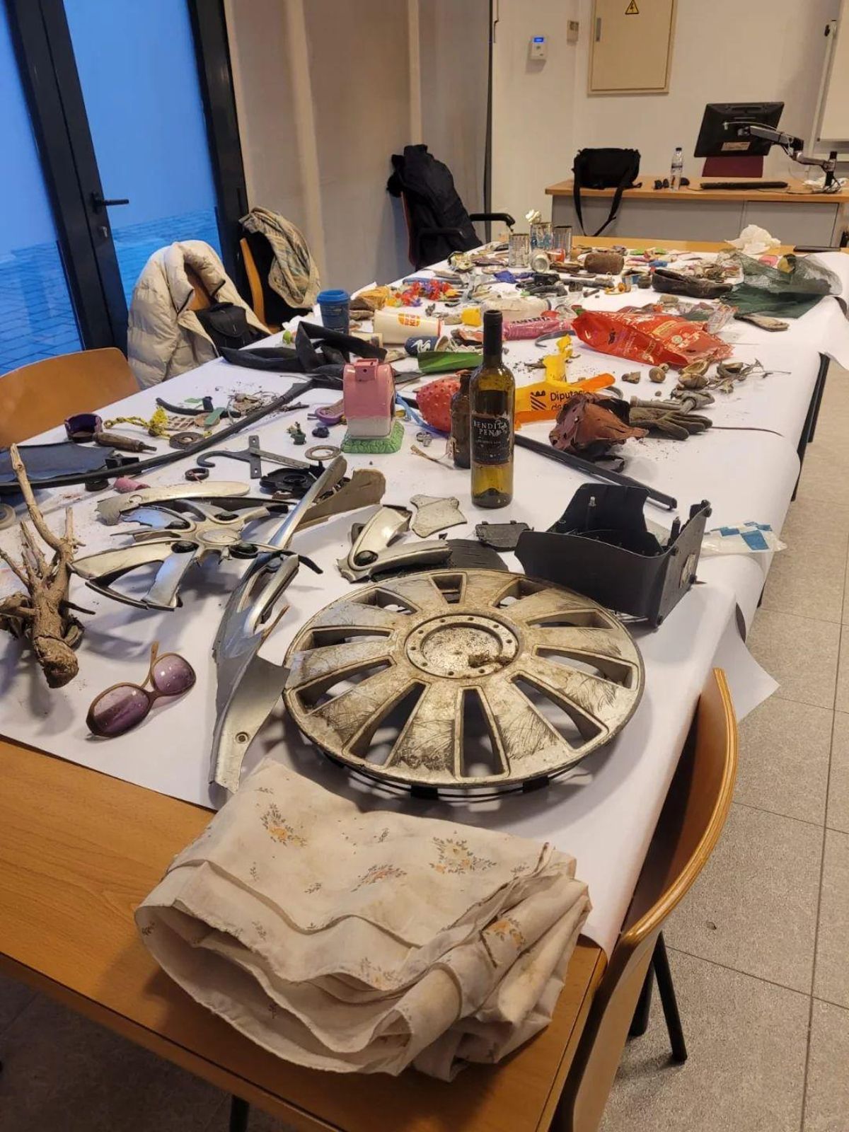 Algunas de las piezas recogidas en las salidas de los alumnos en el entorno de la ermita de la Magdalena tras la romería.