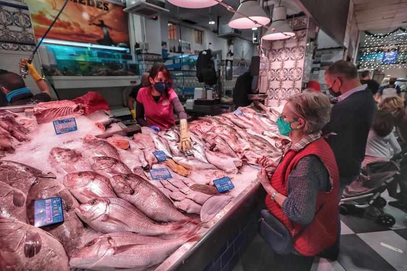 Mercado de Santa Cruz. Compras para la cena de Nochevieja