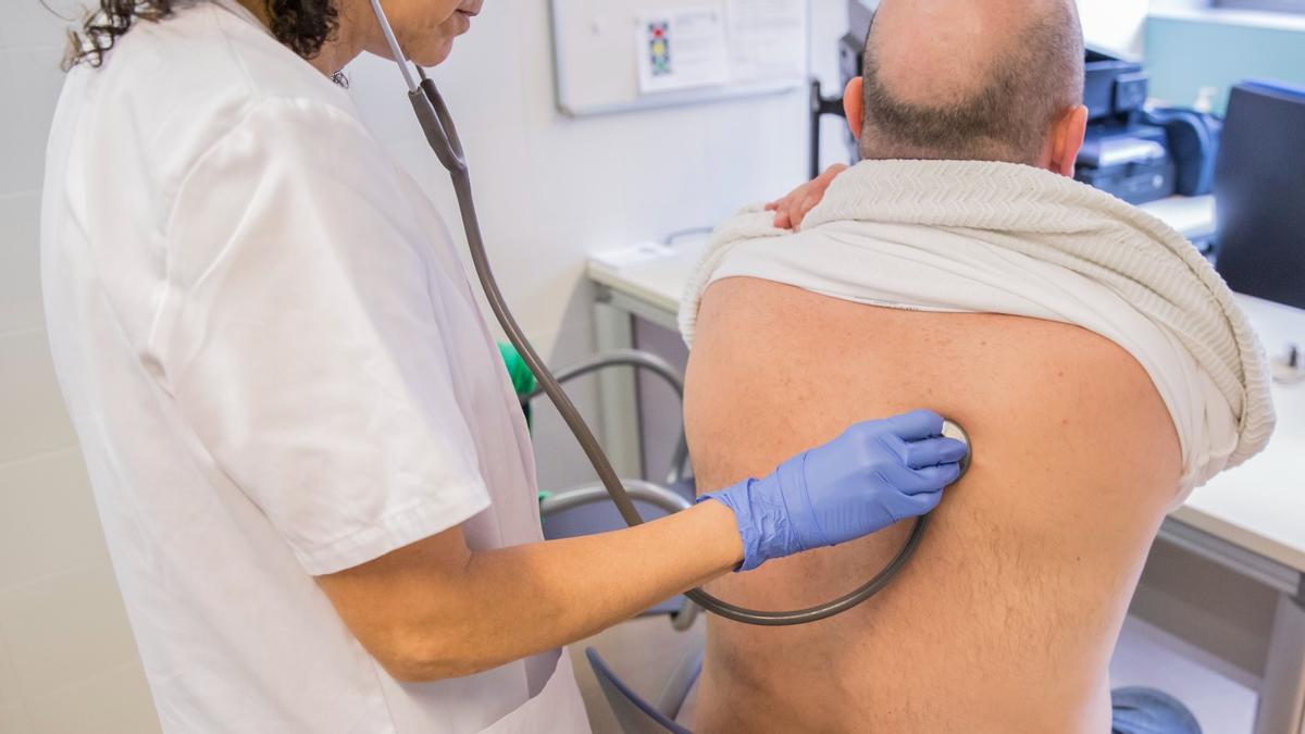 Una enfermera ausculta a un paciente en un CAP