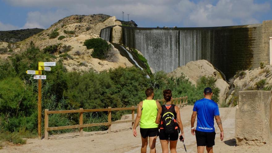 Un tramo de la ruta del Pantano de Elche frente a la presa