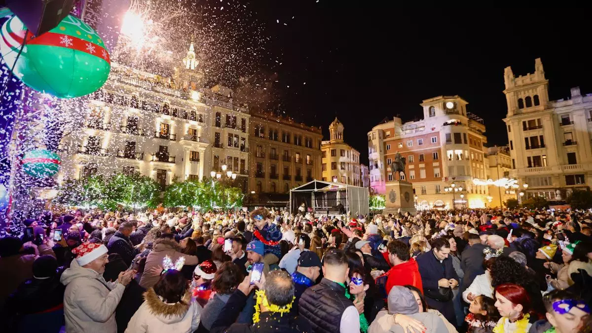 Ya es 2026: miles de cordobeses comparten las uvas desde Las Tendillas