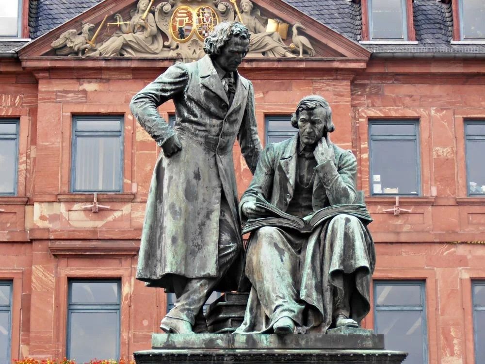 Estatua de los Hermanos Grimm en Hanau, Alemania