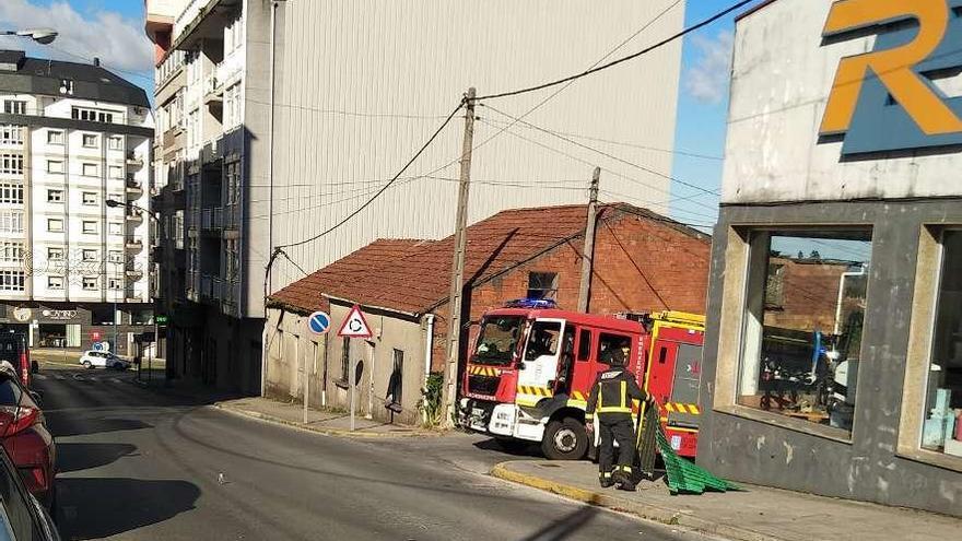 Emerxencias, durante la retirada de las planchas caídas de un edifico en la Avenida de Santiago.