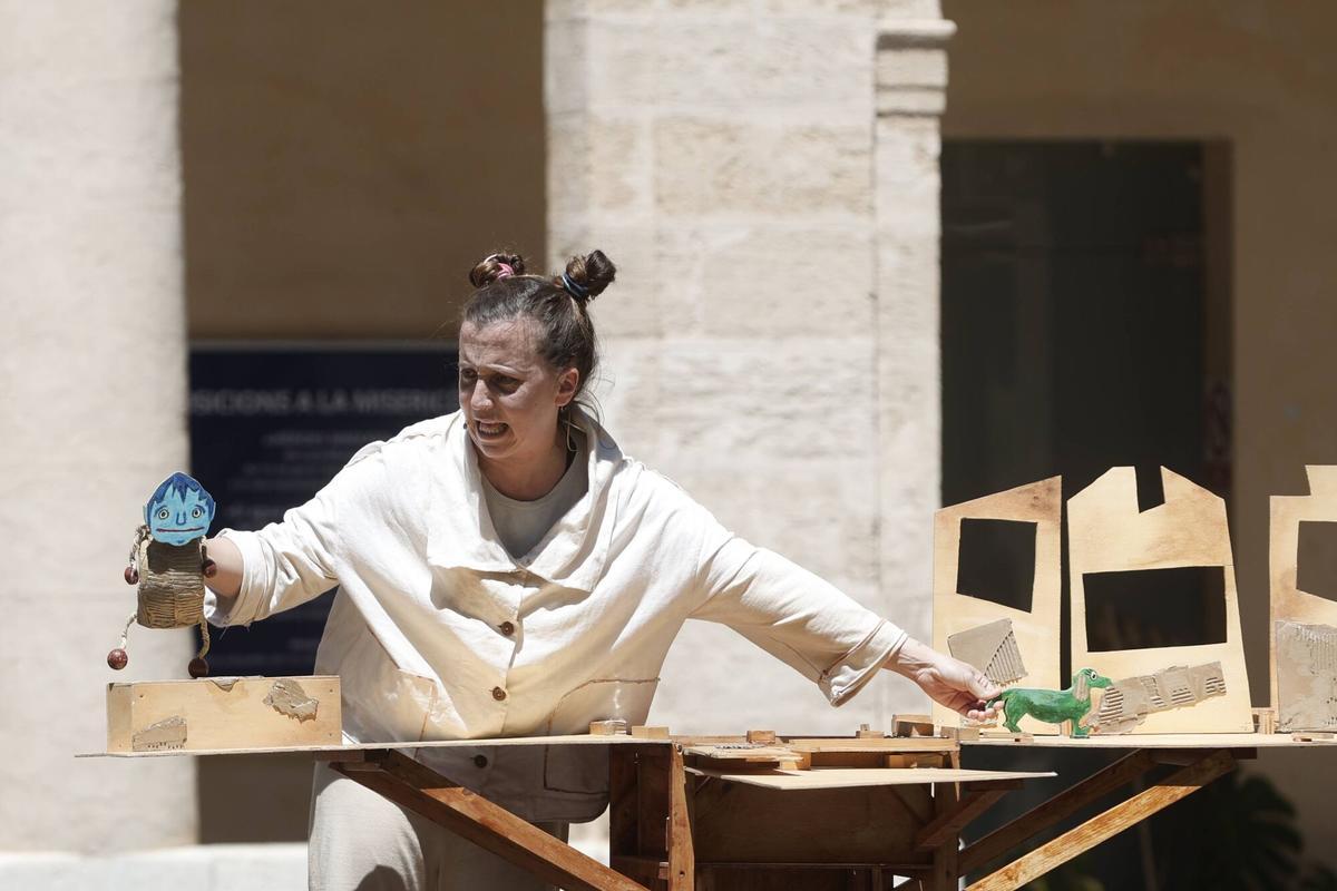El patio de La Misericòrdia ha acogido el Punt Teresetes, con funciones, talleres e instalaciones del Festival Internacional de Teatre de Teresetes de Mallorca.
