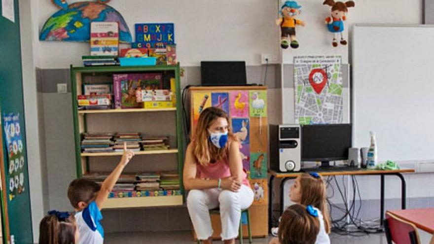 Varios alumnos en una clase de Caravaca.