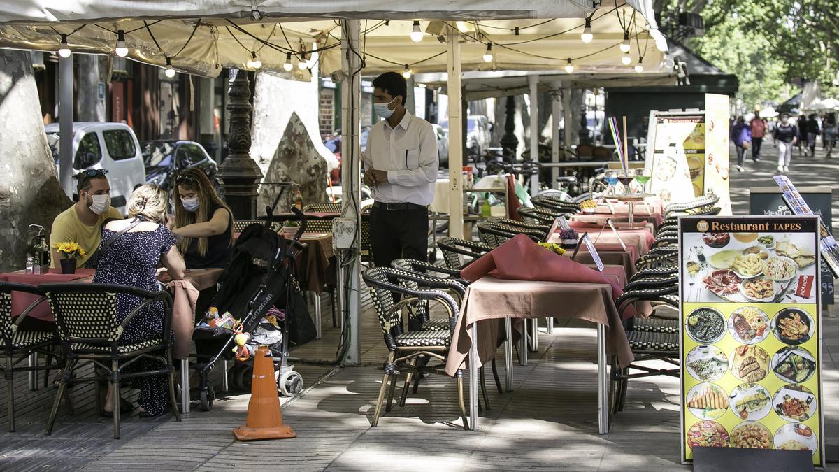 Una terraza de la Rambla, un territorio ignorado como lugar de restauración por los barceloneses desde no se sabe ya cuándo.