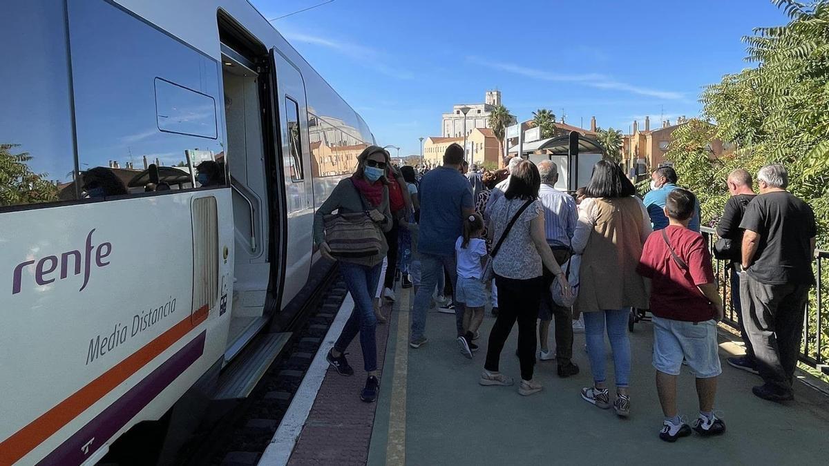 Viajeros en un tren habilitado para viajar a la Feria Internacional Ganadera de Zafra (Badajoz).