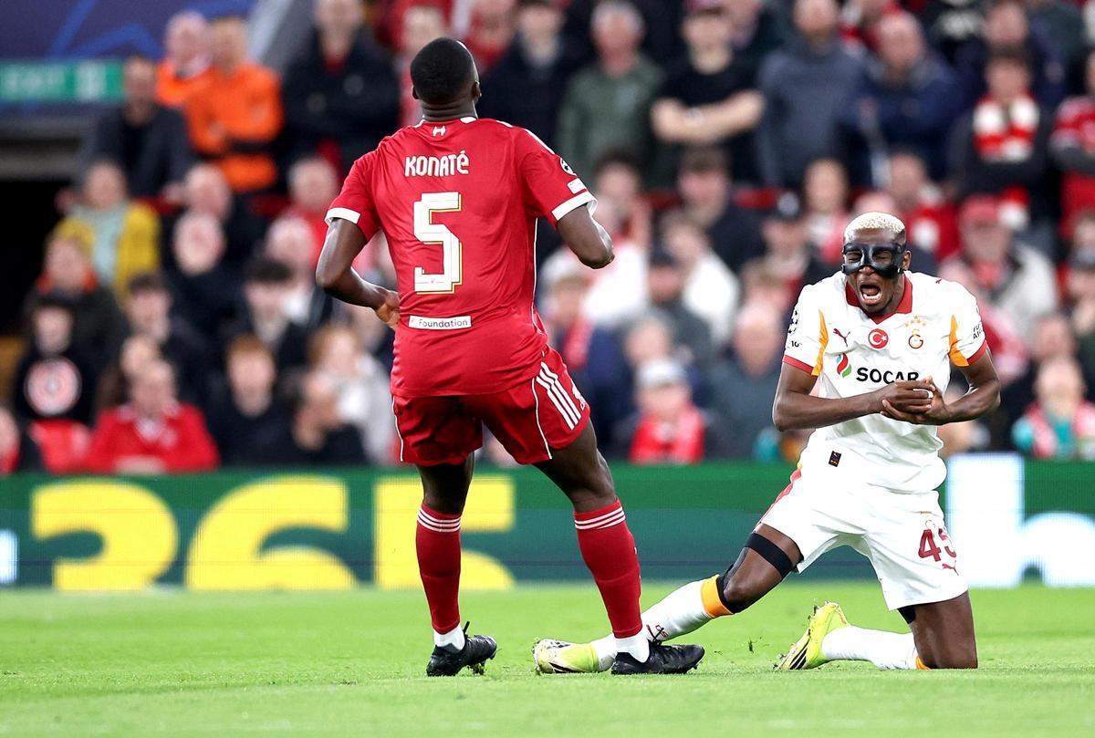 Victor Osimhen, atacante del Galatasaray, se lesionó en una acción con Ibrahima Konaté, central del Liverpool