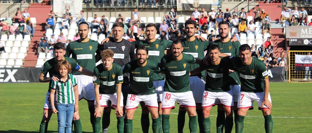 El equipo titular del Córdoba CF en el Romano José Fouto que logró el ascenso a Primera RFEF en Mérida.