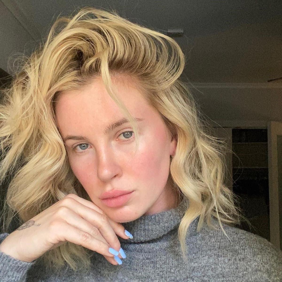 Ireland Baldwin deja claro que no necesita maquillaje para cautivar