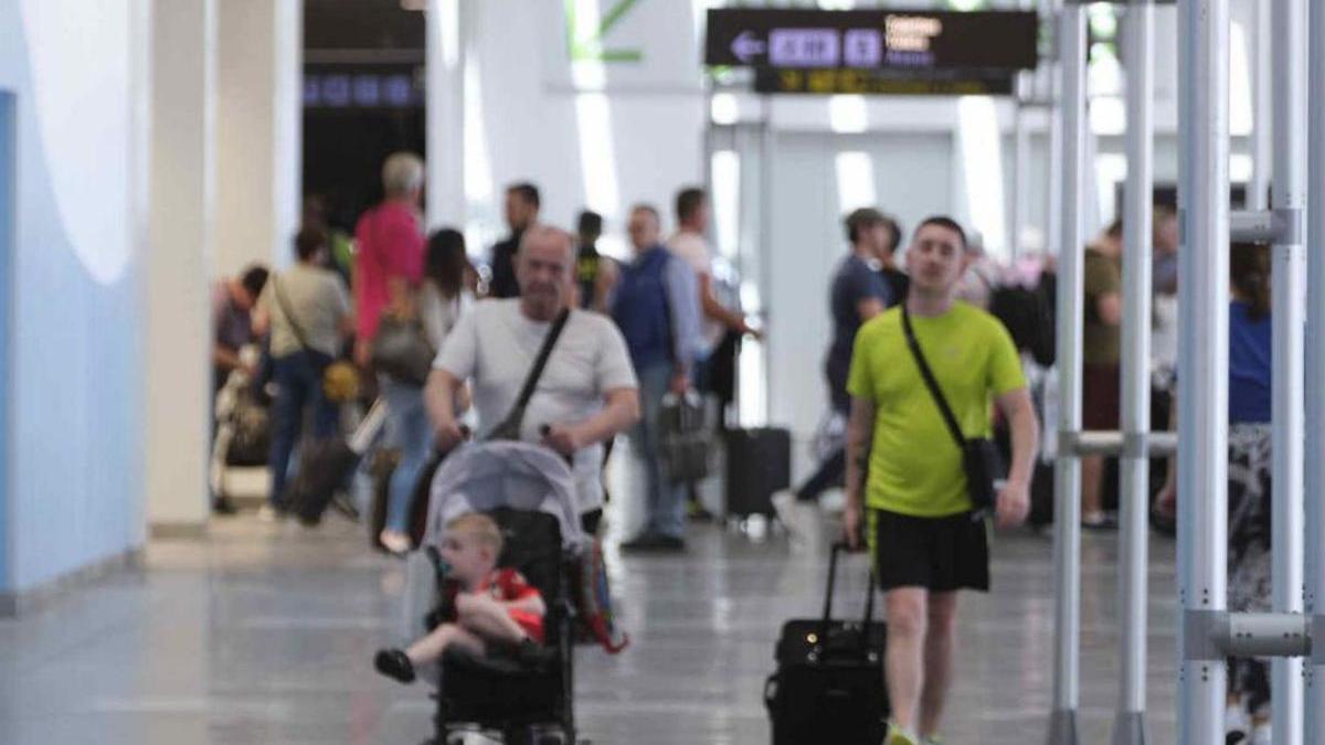 Turistas británicos a su llegada a un aeropuerto tinerfeño. | |