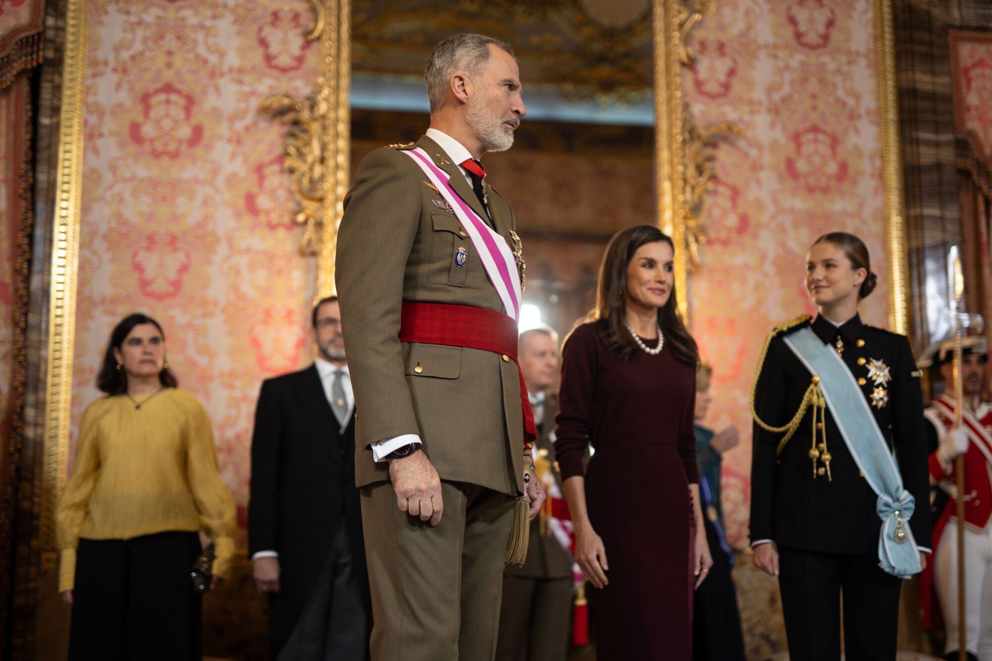 El Rey Felipe VI, la Reina Letizia y la Princesa Leonor, durante la Pascua Militar, en el Palacio Real, a 6 de enero de 2025, en Madrid (España). La Pascua Militar es una ceremonia que celebra la recuperación de la localidad menorquina de Mahón el 6 de enero de 1782, que se encontraba en poder de los ingleses, durante la cual se realiza un balance de las vicisitudes del año anterior y se marcan las líneas de acción que se desarrollarán en el siguiente. Durante el acto, se rinden honores mediante el himno nacional y una salva de 21 cañonazos, y el Rey Felipe VI pasa revista. Posteriormente, se realiza la imposición de condecoraciones militares a aquellos civiles y miembros de las Fuerzas Armadas que se han hecho acreedores de ellas durante el año vencido. 06 ENERO 2025 Alejandro Martínez Vélez / Europa Press 06/01/2025. Alejandro Martínez Vélez;