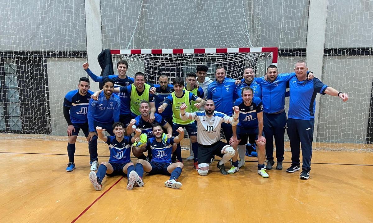 Los jugadores valleros celebran una nueva victoria, esta con dedicatoria especial