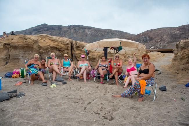 Dia de lunes festivo en la Playa del Confital