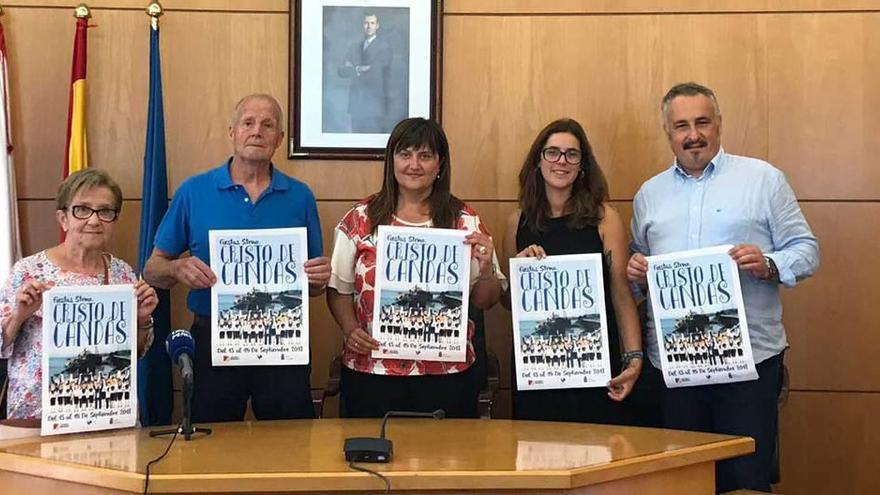 Rocío Martínez, Carlos Prendes, Amelia Fernández, Paula Prendes y Alain Fernández, ayer, en la presentación del programa de las fiestas del Cristo.
