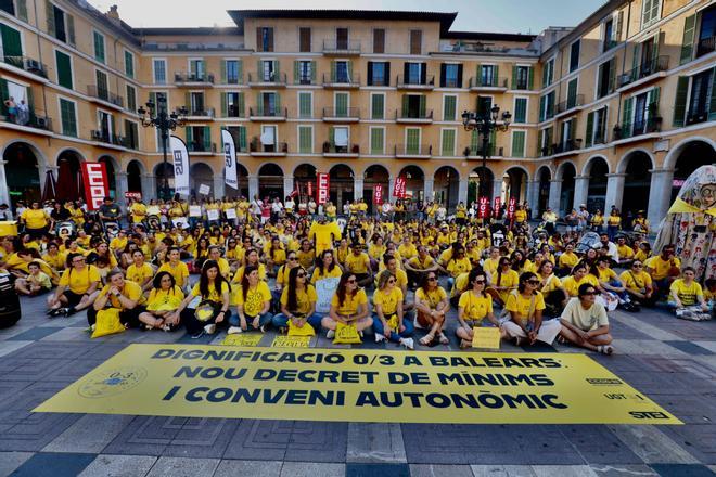 FOTOGALERÍA | Masivo seguimiento en Mallorca a la huelga y a la protesta de las escoletas de 0 a 3 años