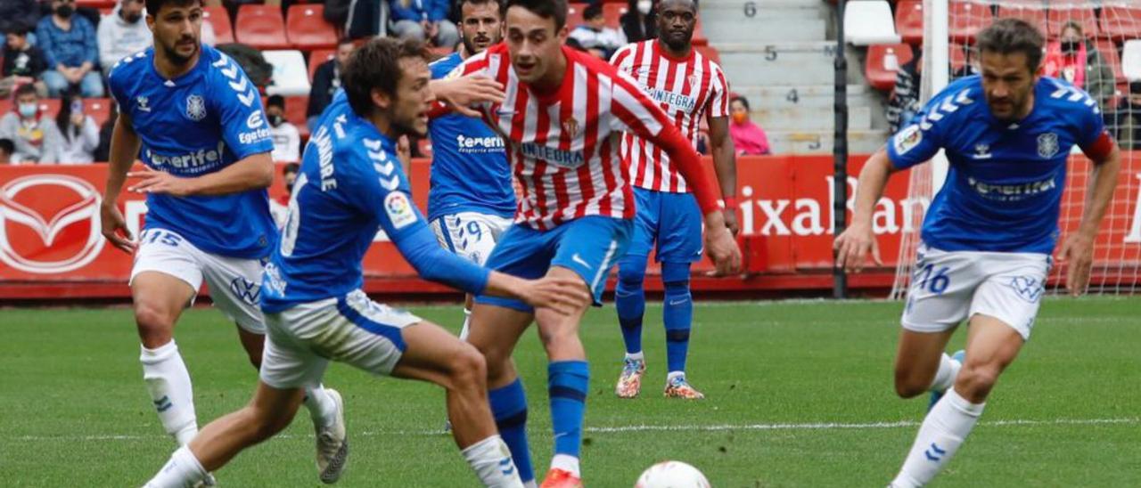 Corredera, durante el partido del domingo en El Molinón.