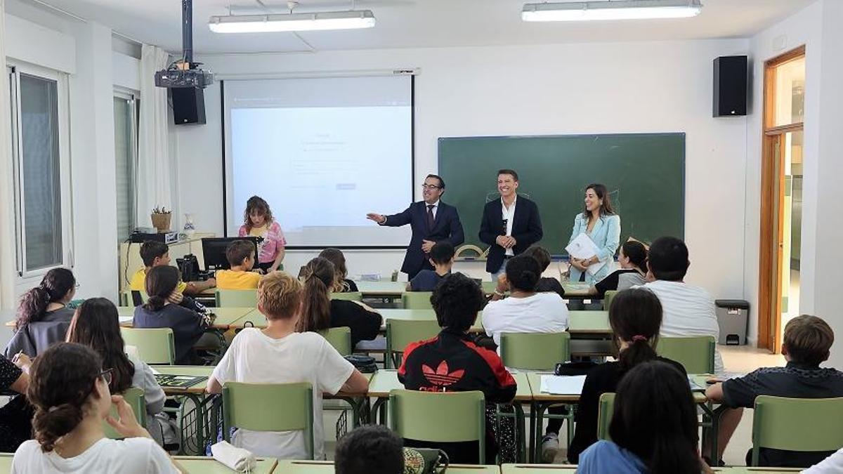 Miguel Briones y Óscar Medina en su visita a los centros educativos de Torrox.