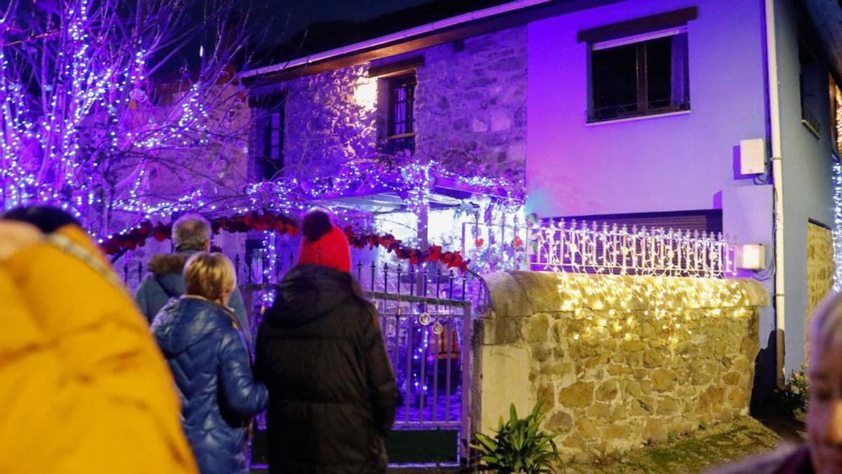 El pueblo de la Navidad no está en Vigo sino en Asturias y apenas tiene 40 vecinos: la sencillez y la magia de miles de luces en hórreos y cuadras