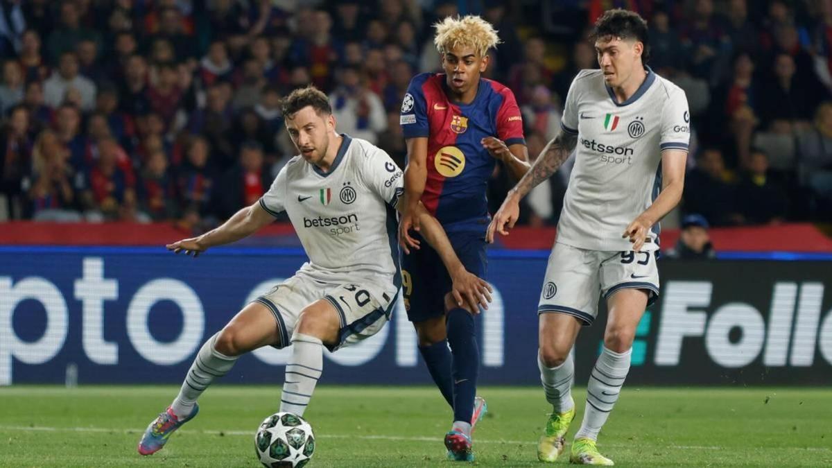 Lamine Yamal pugna con Bastoni y Carlos Augusto un balón.
