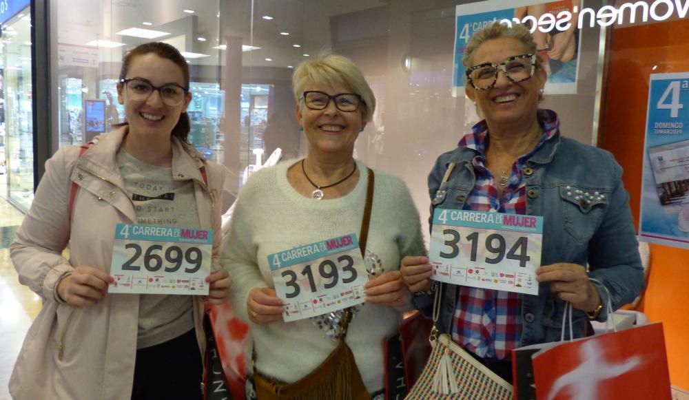 Recogida de dorsales en el Thader para la IV Carrera de la Mujer (Mañana)