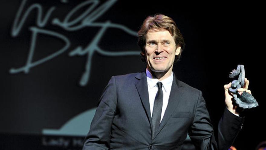 El actor estadounidense, Willen Defoe, tras recibir el premio de honor &quot;Lady Harimaguada&quot;, durante la inauguración del XII Festival internacional de Cine de Las palmas de Gran Canaria, celebrada esta noche en el Auditorio Alfredo Kraus de la capital grancanaria.