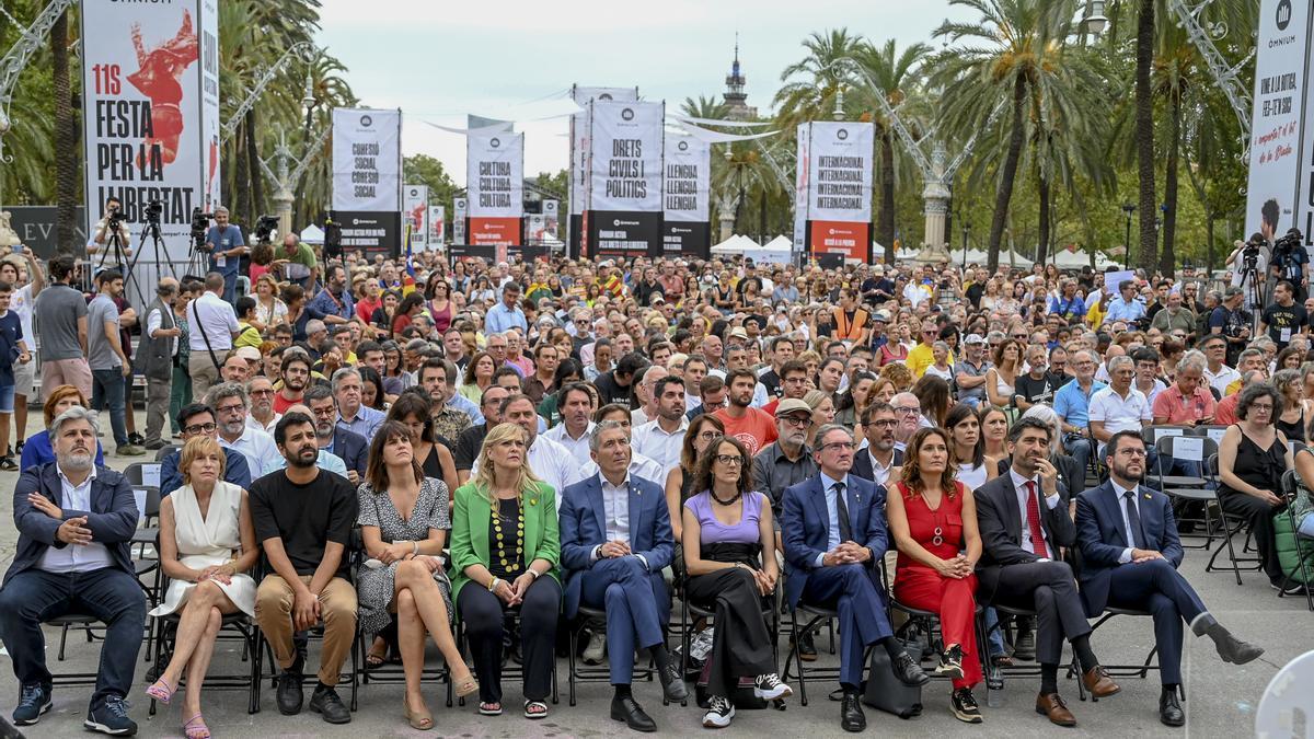 El 'president' de la Generalitat, Pere Aragonès, y dirigentes de Junts, ERC y CUP, así como representantes de las entidades, en el acto de Òmnium Cultural con motivo de la Diada de 2022.