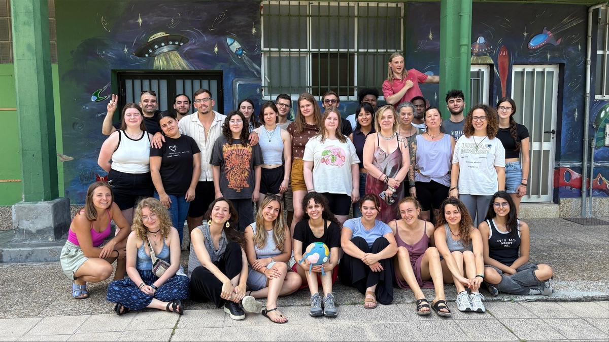 Los participantes en el encuentro de 2025, junto a la edil Marina Casero.