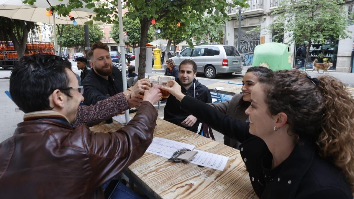 Las cenas vuelven a los bares con las nuevas restricciones