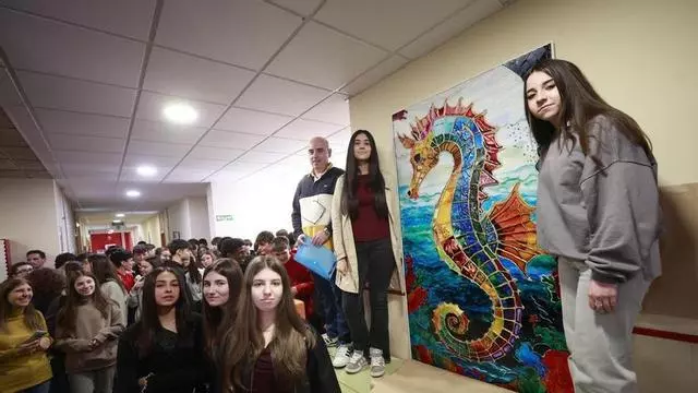 Así es el cuadro mural que acaba de inaugurar el IES de La Corredoria: "La luz es como el agua"
