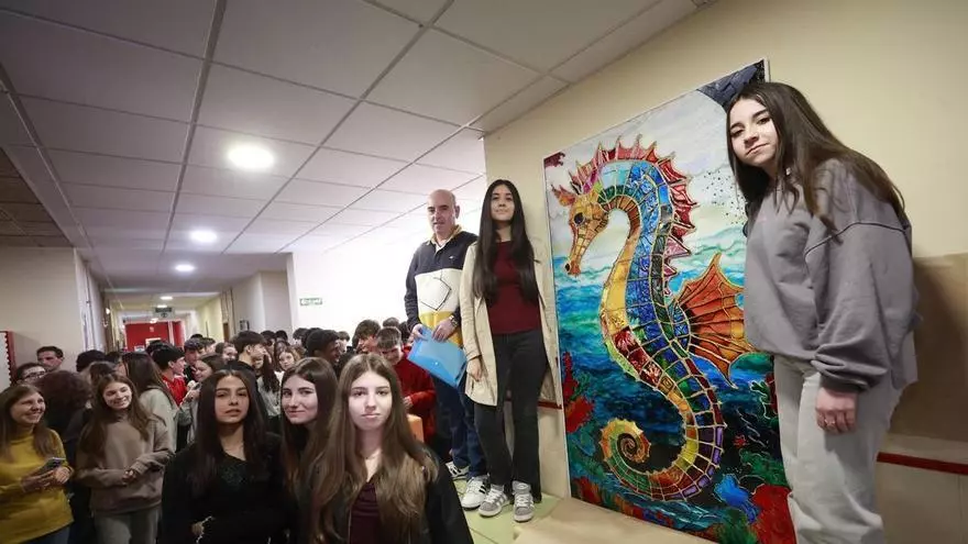 Así es el cuadro mural que acaba de inaugurar el IES de La Corredoria: "La luz es como el agua"